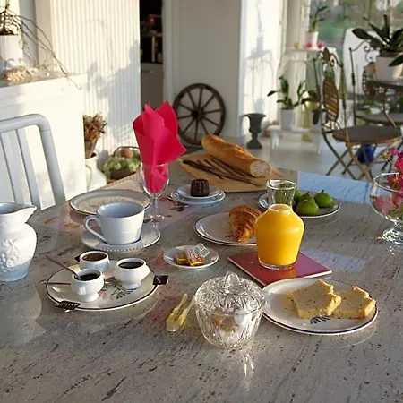 Les Raisins Du Bonheur Bed and Breakfast